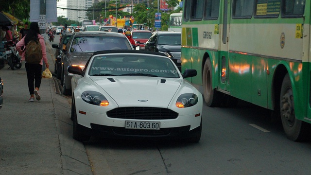 Aston Martin DB9 Volante của đại gia Trung Nguyên tái xuất trên phố Sài thành