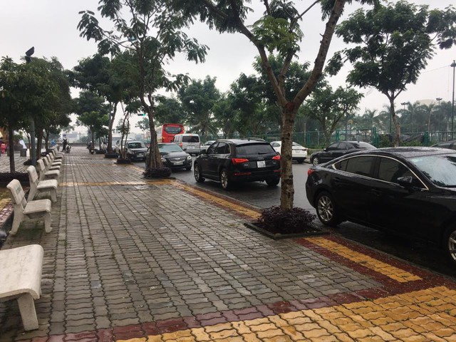 
Audi Q5 ngang nhiên đậu ngược chiều trên phố Đà thành.
