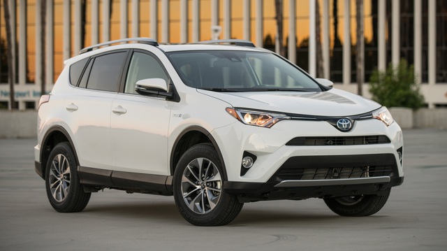 Toyota RAV4 lần đầu tiên bán chạy hơn cả Camry