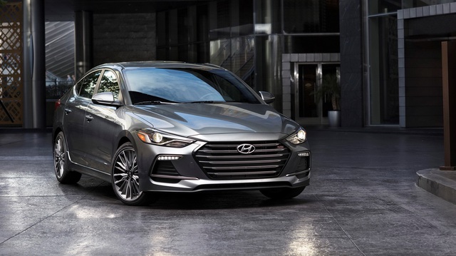 Hyundai Elantra Sport 2017 có giá khởi điểm từ 22.485 USD