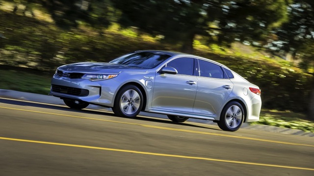 Kia giới thiệu 2 phiên bản tiết kiệm xăng của Optima 2017