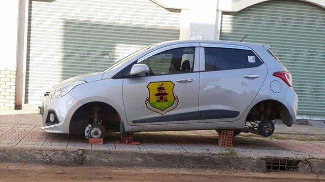 Biên Hòa: Sau BMW 3-Series, đến lượt 2 chiếc Hyundai Grand i10 bị ăn trộm bánh xe