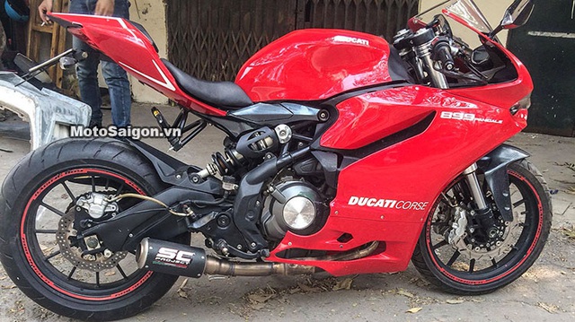 Benelli BN302 độ lên dàn áo Ducati 899 Panigale tại Việt Nam lên "báo Tây"