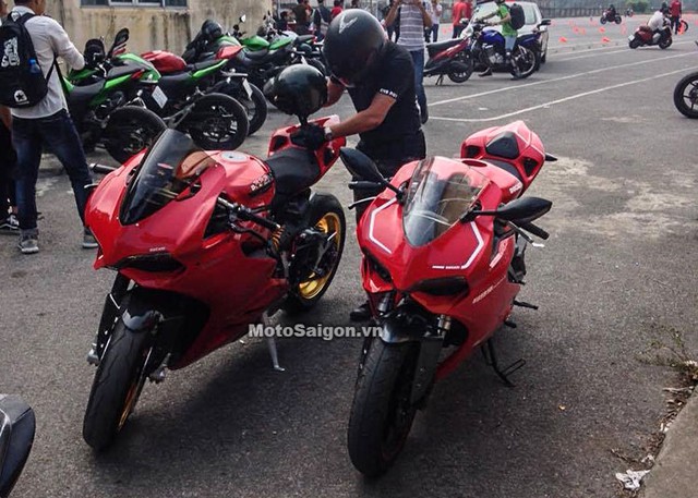 
Ducati 899 Panigale phiên bản lên dàn áo đứng cạnh xe xịn (bên trái).
