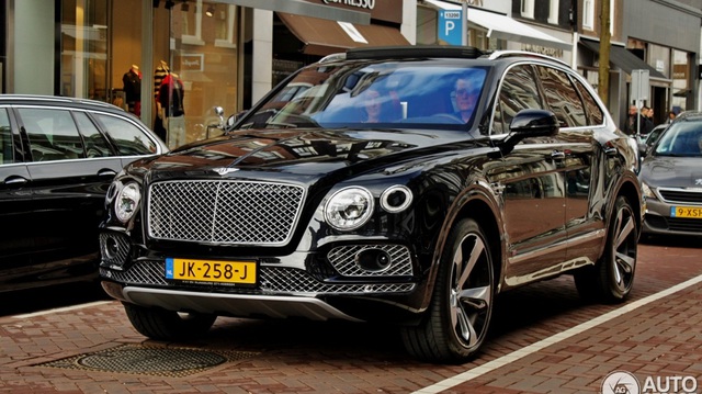 "Tóm gọn" SUV siêu sang Bentley Bentayga trên đường phố