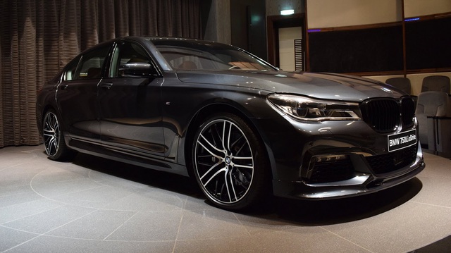 Chiêm ngưỡng BMW 750Li đời mới màu xám Singapore đẹp mắt