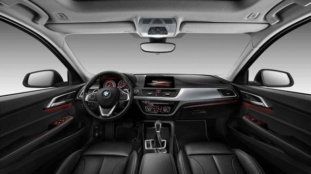 
Bên trong BMW 1-Series Sedan có màn hình dạng LED 8,8 inch nằm giữa bảng táp-lô để phục vụ hệ thống iDrive. Ngoài ra, BMW 1-Series Sedan còn được trang bị màn hình màu hiển thị thông tin trên kính chắn gió, điều hòa không khí tự động 2 vùng, nội thất bọc da và nhiều tính năng tùy chọn khác.
