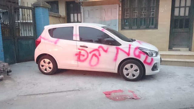 Đỗ chắn cổng, Chevrolet Spark Van 2016 bị xịt sơn lên thân xe