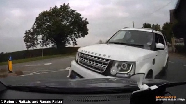 Chuyên viên dạy lái off-road của Jaguar Land Rover gây tai nạn nghiêm trọng
