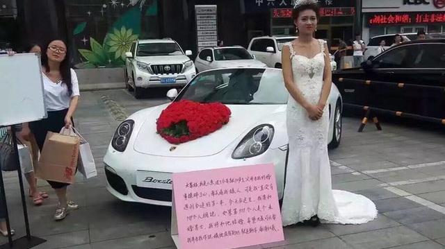 Cô gái kén chồng trước trung tâm thương mại với của hồi môn là xe sang