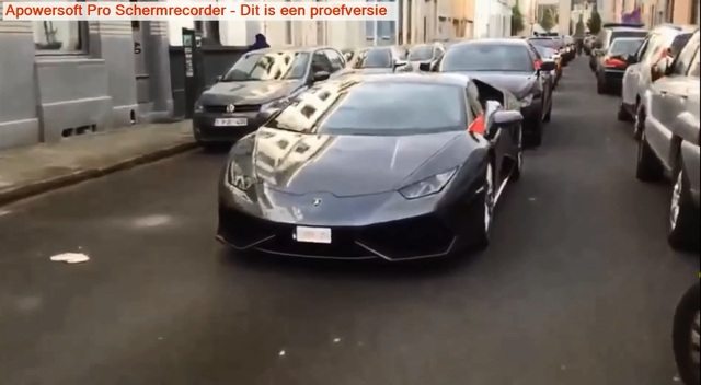 
Lamborghini Huracan góp mặt trong đoàn xe đón dâu. Ảnh cắt từ video
