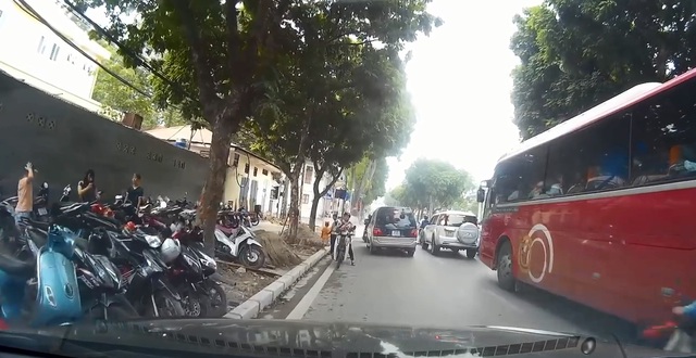 
Một người phụ nữ điều khiển xe máy đi ngược chiều. Ảnh cắt từ video
