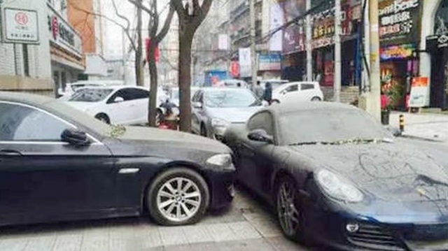 Porsche Boxster nằm chắn lối đi của BMW 5-Series trong hơn 1 năm