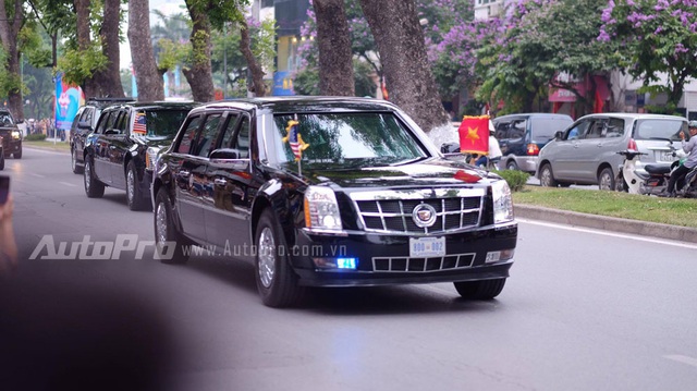 Cặp đôi Cadillac One của Tổng thống Obama nối đuôi nhau trên đường đến Phủ Chủ tịch