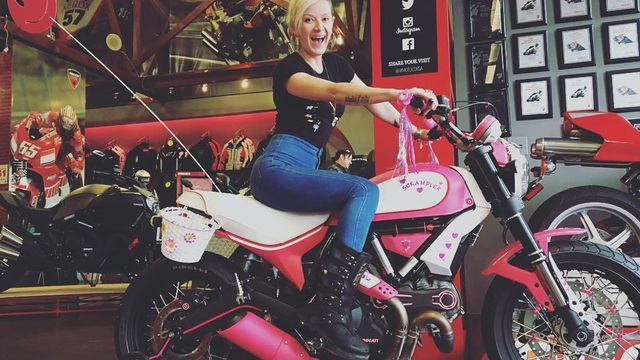 Ducati Scrambler màu hồng cực xinh cho các nữ biker