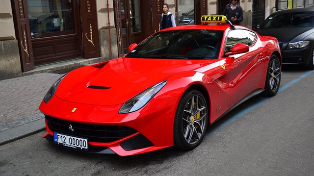 Siêu xe Ferrari F12 Berlinetta làm taxi "gây bão" trên mạng xã hội