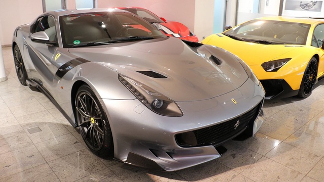 Nhà giàu cũng phải "khóc thét" với giá của chiếc Ferrari F12tdf này