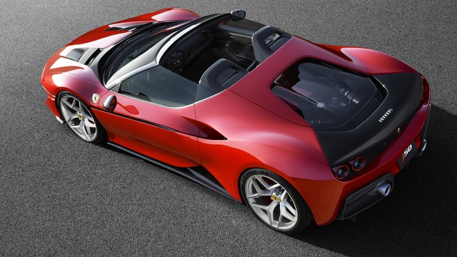 
Phần đuôi khác biệt của Ferrari J50...
