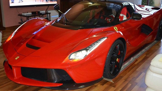 “Thánh cuồng” cất siêu xe Ferrari LaFerrari trong phòng khách