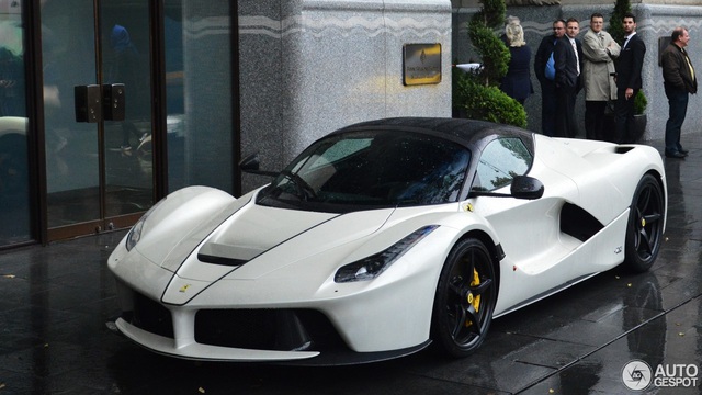 Một trong những chiếc Ferrari LaFerrari mui trần đầu tiên đã đến tay chủ