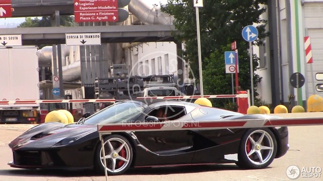 Lần đầu tiên bắt gặp Ferrari LaFerrari mui trần chạy trên đường