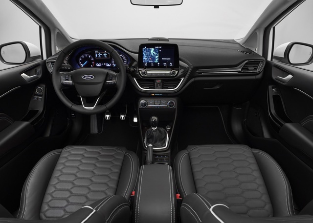 
Bên trong Ford Fiesta thế hệ mới có bảng táp-lô mang thiết kế hiện đại hơn trước. Trên bảng táp-lô có màn hình cảm ứng 8 inch, hỗ trợ hệ thống thông tin giải trí SYNC 3, và dàn âm thanh B&O Play tương tự EcoSport 2017.
