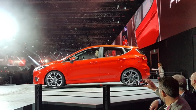 
Hình ảnh do hãng Ford tung ra cho thấy Fiesta thế hệ mới có vẻ tăng kích thước so với phiên bản cũ. Tuy nhiên, hãng Ford lại không hề cung cấp thông tin về kích thước mới của Fiesta 2017.
