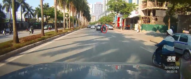 
Chiếc Mazda CX-5 đánh lái sang phải, va vào xe máy. Ảnh cắt từ video

