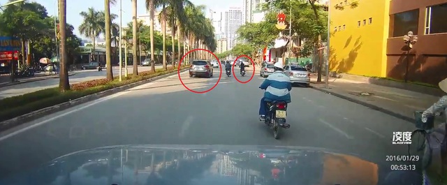 
Chiếc Mazda CX-5 chạy cùng chiều với xe máy trên đường Lê Đức Thọ trước khi vụ tai nạn xảy ra. Ảnh cắt từ video
