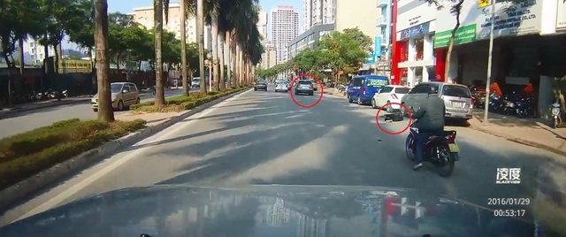 
Người điều khiển xe máy nằm trên đường trong khi Mazda CX-5 bỏ đi như không có chuyện gì xảy ra. Ảnh cắt từ video
