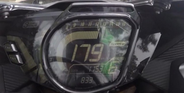 
Ảnh chụp đồng hồ của Honda CBR250RR 2017 khi đạt vận tốc 179 km/h.
