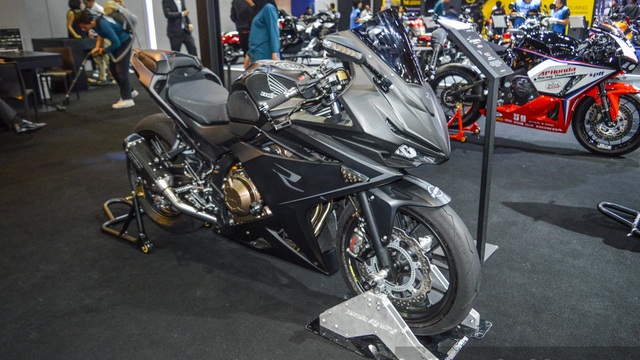 Honda CBR500R "lột xác" với màu sơn xám mờ hầm hố