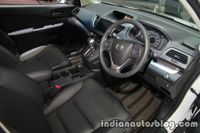 
Những trang thiết bị nổi bật của Honda CR-V Special Edition 2016 bao gồm ghế lái chỉnh điện 8 hướng, vô lăng đa chức năng, điều hòa tự động 2 vùng, hệ thống thông tin giải trí với màn hình cảm ứng 7 inch, tích hợp định vị và dàn âm thanh 6 loa. 
