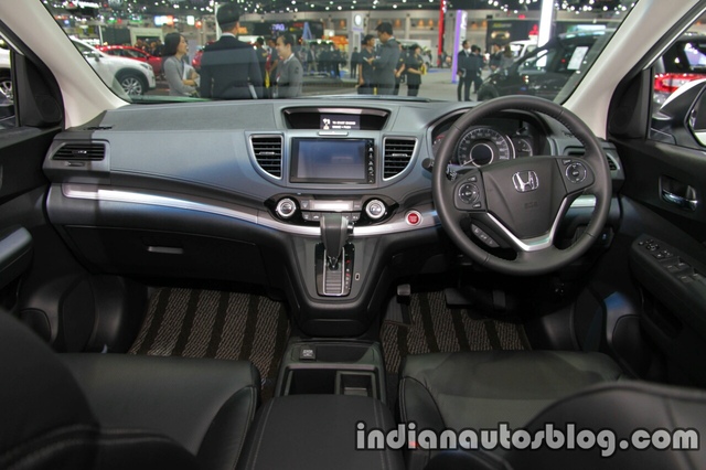 
Bên trong Honda CR-V Special Edition mới không có gì thay đổi. Người mua Honda CR-V Special Edition 2016 có thể chọn nội thất màu be hoặc đen.
