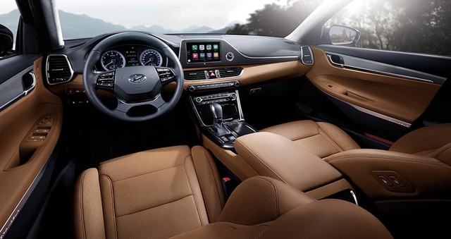 
Bên trong Hyundai Azera 2018 có màn hình 7 inch, hỗ trợ ứng dụng Apple CarPlay và Android Auto. 
