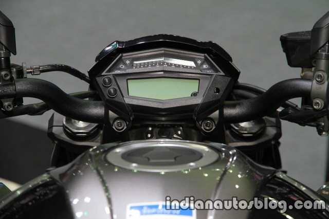 
Ngoài ra, trên cụm đồng hồ của Kawasaki Z1000 R Edition 2017 có thêm đèn báo cấp số mà xe đang chạy. Bên cạnh đó là đèn báo khi động cơ đạt vận tốc phù hợp để lên số.
