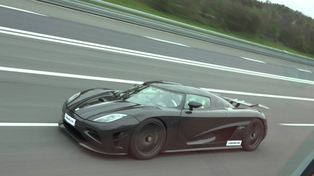 Xem Koenigsegg Agera R chạy ở 330 km/h trên đường không giới hạn tốc độ