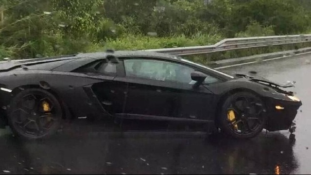 Lamborghini Aventador đâm vào dải ta-luy trong cơn mưa lớn