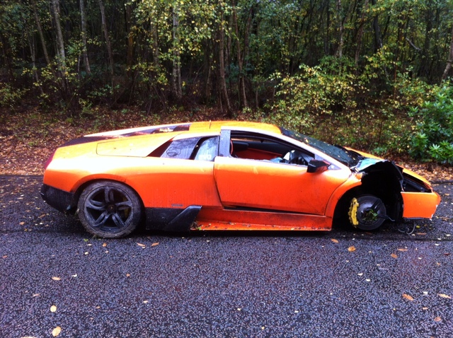 
Chiếc Lamborghini Murcielago bị hư hỏng khá nặng trong vụ tai nạn vào năm 2012.
