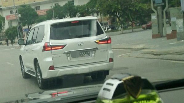 Xe 8 tỷ Lexus LX570 2016 biển "ngũ quý 5" gây xôn xao trên đường Hà Nội