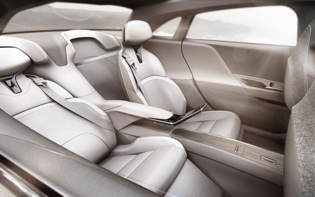 Bên trong Lucid Air có ghế sau bọc da màu trắng và ngửa tùy ý, được vây quanh bằng kính.
