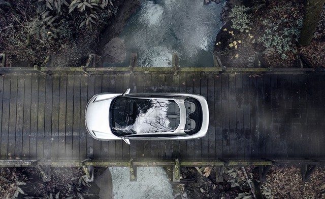 Ngoài ra, Lucid Air còn đi kèm cửa sổ trời bằng kính toàn cảnh, kính chắn gió kéo dài, qua cả đầu người lái giống Tesla Model X...