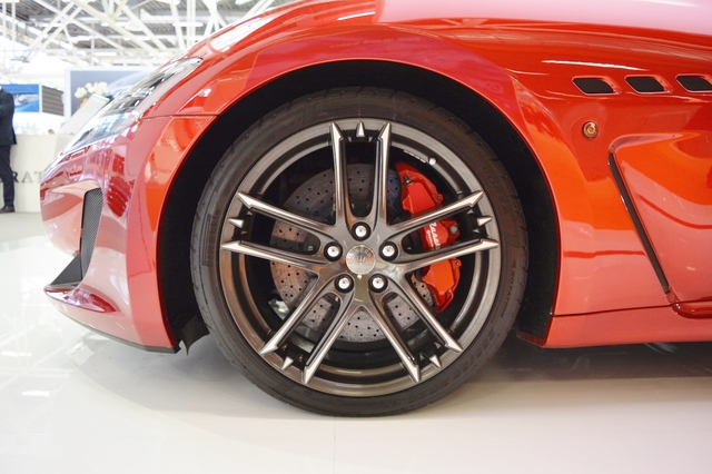 
Chưa hết, Maserati GranTurismo MC Stradale Centennial Edition còn có bộ vành 20 inch, phanh gốm-carbon...
