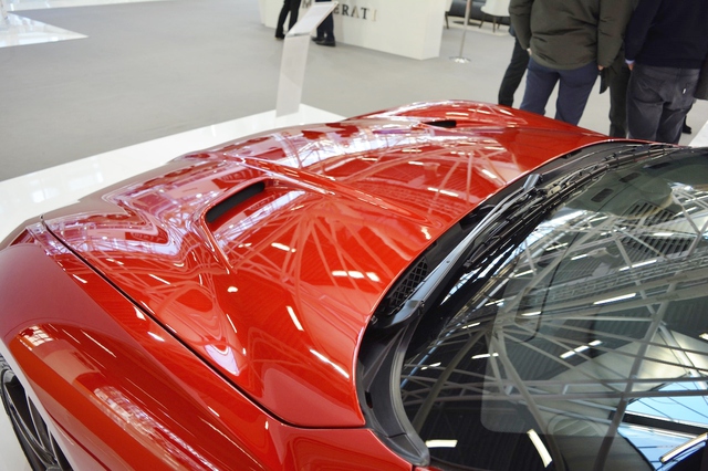
Nắp capô của Maserati GranTurismo MC Stradale Centennial Edition vốn được làm bằng sợi carbon nhưng sơn màu đỏ trùng thân xe. 
