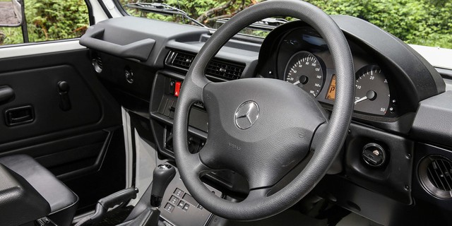 
Tất nhiên, Mercedes-Benz G300 CDI 2017 vẫn có điều hòa không khí, hộc chứa đồ bên dưới ghế bọc vinyl, bệ tì tay và thảm sàn bằng cao su. Ngoài ra, Mercedes-Benz G300 CDI 2017 còn có hệ thống giám sát áp suất lốp, 2 ắc-quy 12 V và bình xăng 96 lít.
