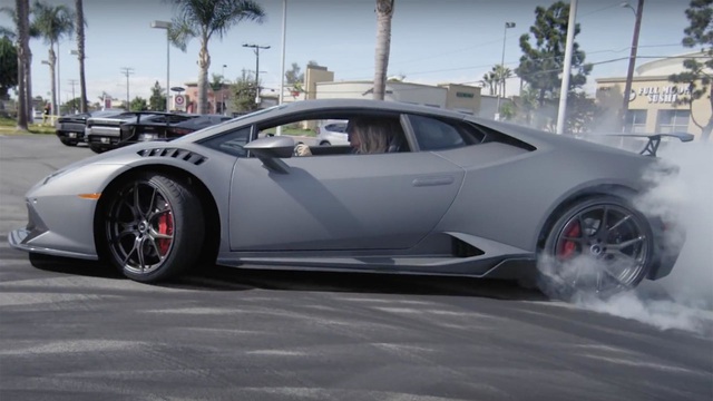 Người đẹp tóc vàng drift Lamborghini Huracan khiến cánh mày râu phục sát đất