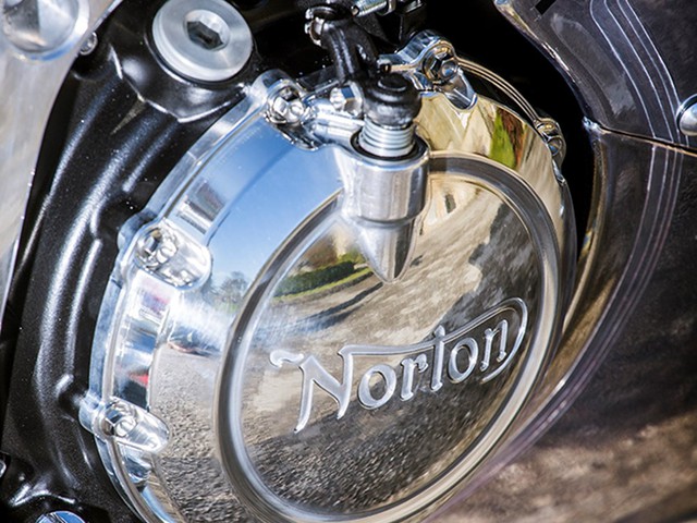 
Trao đổi với phóng viên tạp chí MCN của Anh, ông Simon Skinner, giám đốc thiết kế tại hãng Norton, tiết lộ ban đầu hãng dự định dùng động cơ với xy-lanh xếp hình chữ V nghiêng 90 độ để tránh việc phải dùng đến trục cân bằng. Thế nhưng, động cơ nghiêng 72 độ lại phù hợp với thiết kế của Norton V4 RR 2017 hơn.
