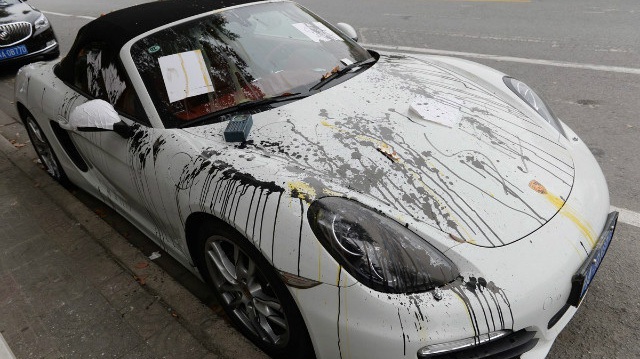 Đỗ chắn lối ra vào, Porsche mui trần bị ném trứng và đổ mực