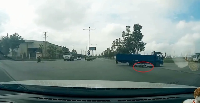 Video va chạm giữa xe máy và ô tô tải khiến một người bị thương tại Bình Dương - Ảnh 3.