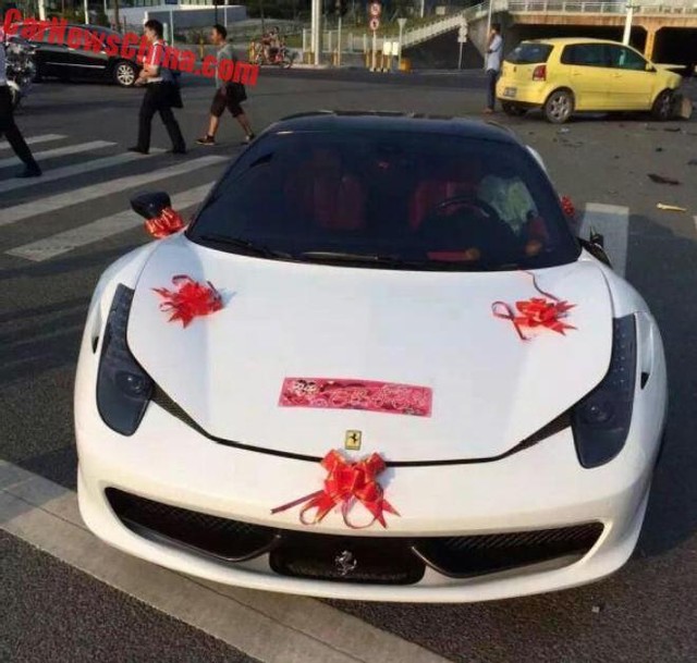 Siêu xe Ferrari 458 Italia đi đón dâu bị đâm ngang sườn, hư hỏng nặng - Ảnh 1.